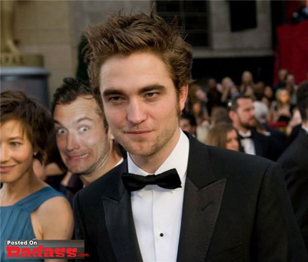 Robert Pattinson photobombs at the Oscars with celebrity style.