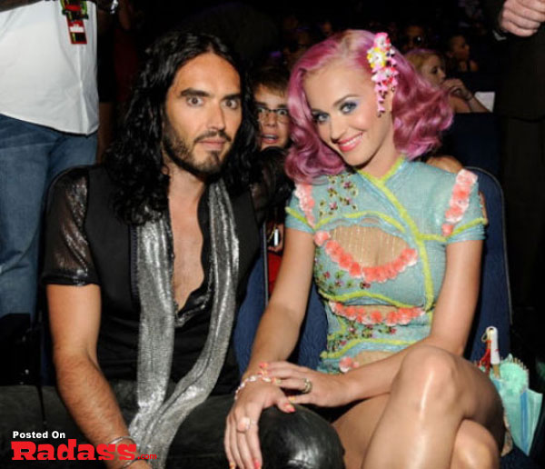 Katy Perry photobombs Johnny Depp at the MTV Music Awards in a celebrity style.