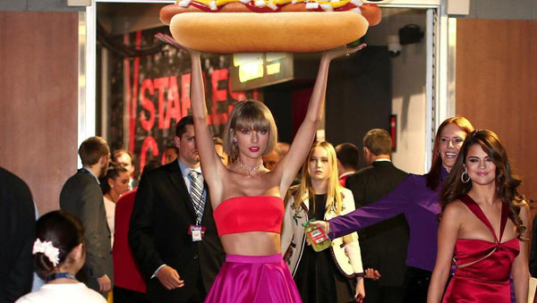 Taylor Swift's Backstage Pose at the Grammys Was Ideal for Photoshop.