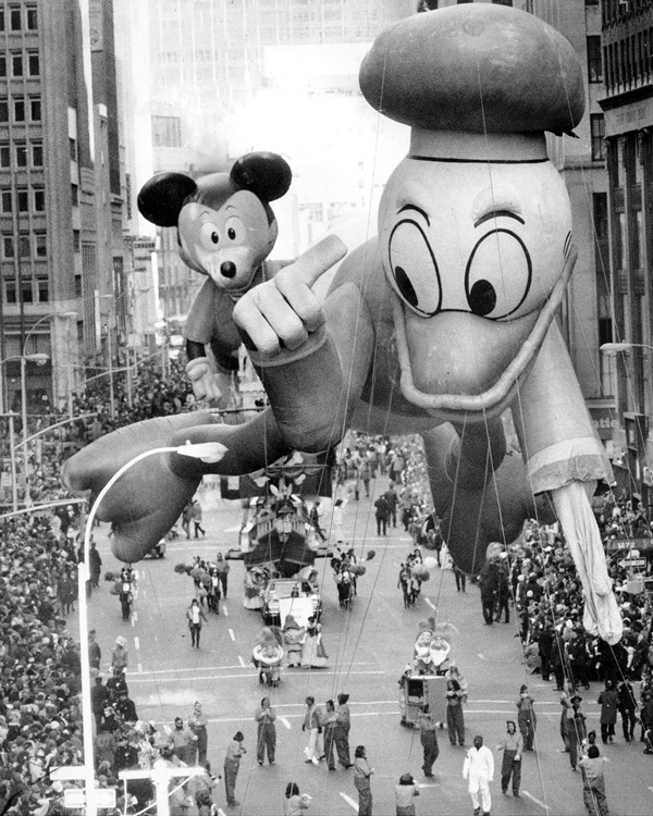 A large balloon in the air with a mouse and a mouse in the air, as part of Macy's Day Parade.