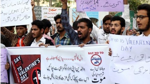 Pakistani students protest against the ban on Valentine's Day.