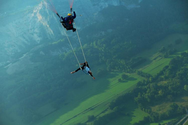 27 Photos That Will Make Your Stomach Drop featuring a couple of people skydiving.