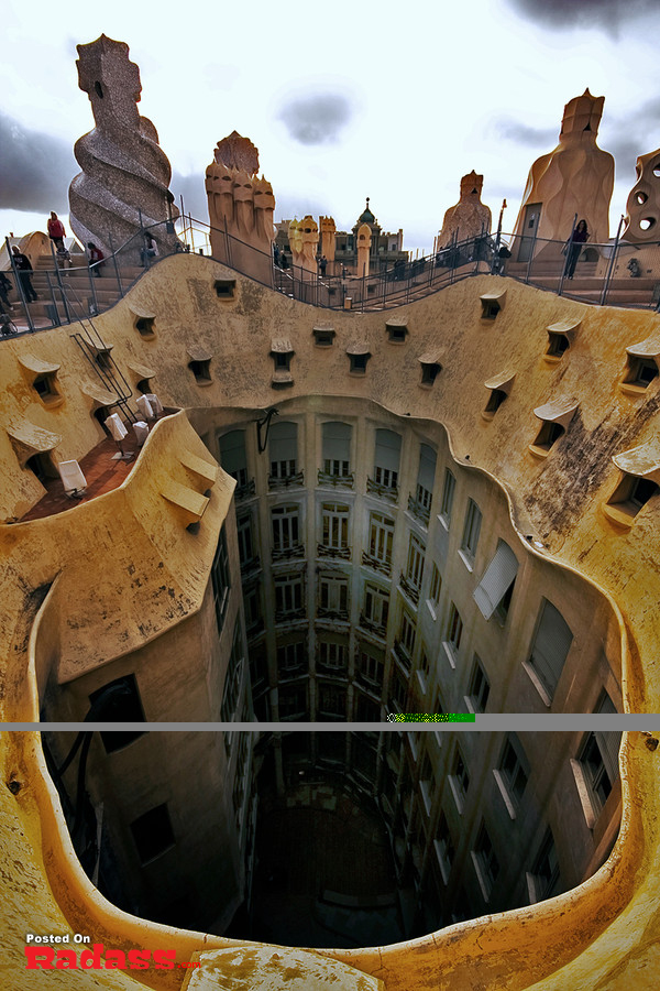 Beautiful Gaud house in Barcelona: Photographs [30 HQ PICS].