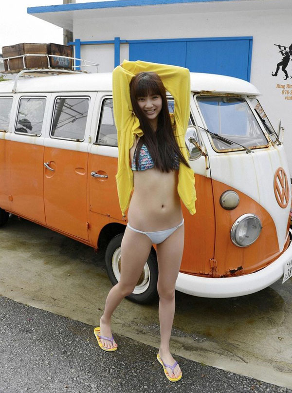 A Babe posing next to a VW Dub.