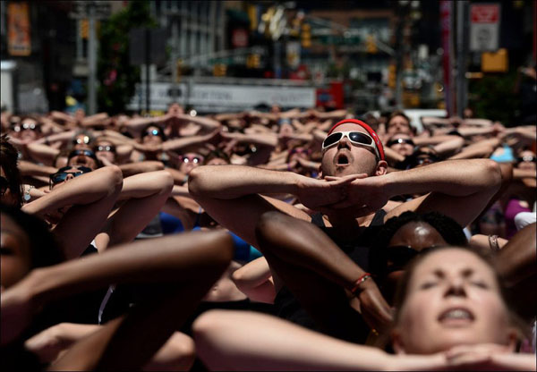 A beautiful crowd of people doing yoga on a street in It's a Beautiful World (29 Pics).