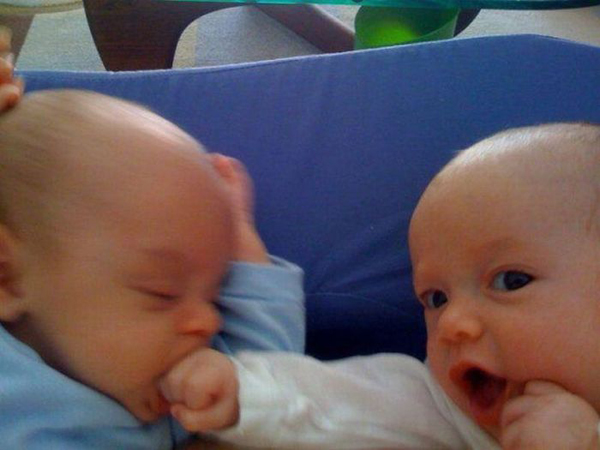 Two babies captured in adorable poses - Photos Taken at the Right Moment (58 Pics)