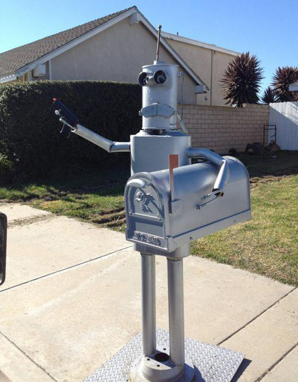 A robot-adorned mailbox designed to lure customers with its appeal.