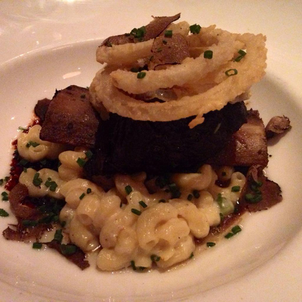 A drool-worthy plate with delicious meat and macaroni and cheese that will satisfy your food cravings.