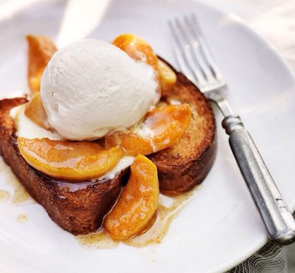 Delicious French toast topped with succulent peaches and creamy ice cream – food porn alert!