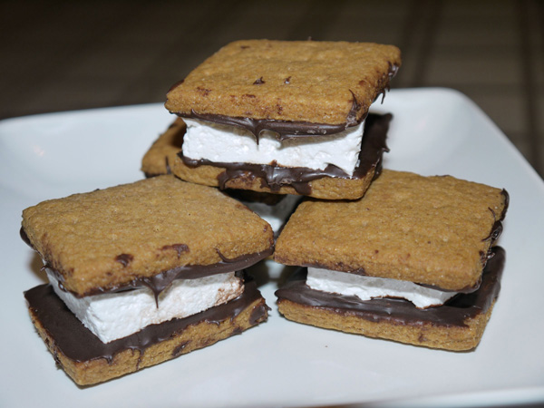 If You Love Food Porn, indulge in the deliciousness of s'mores.