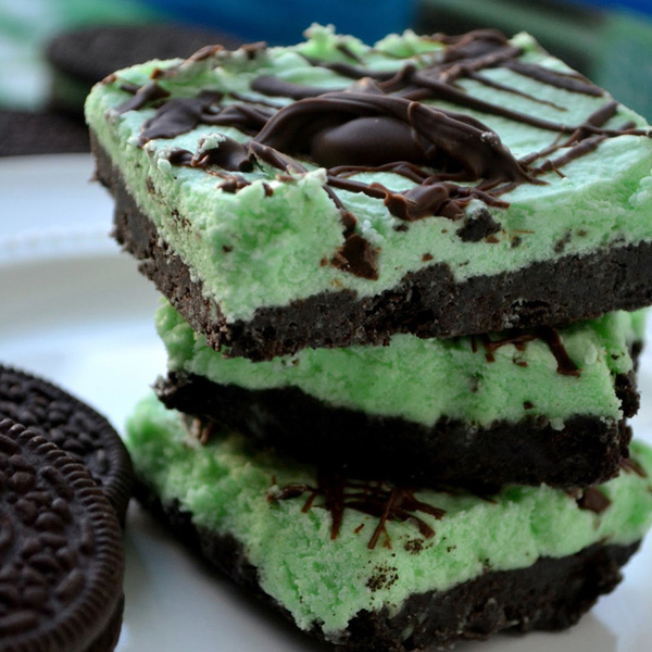 A plate stacked with delicious green Oreo ice cream bars, perfect for food porn enthusiasts who love indulging in irresistible treats.