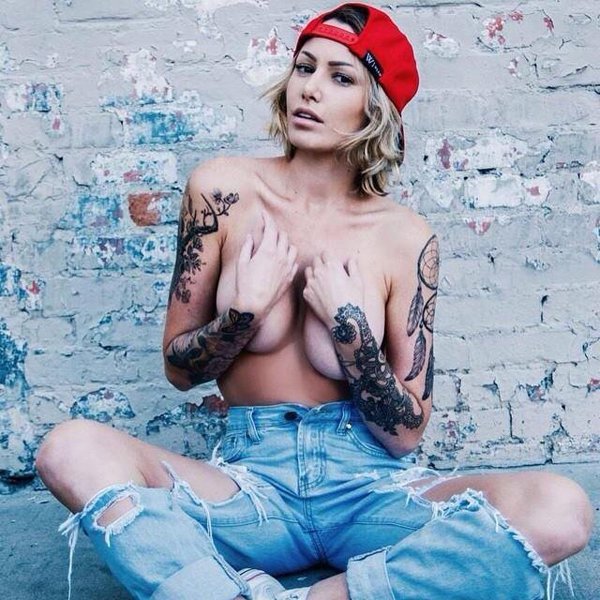Hot girls with tats. (7)