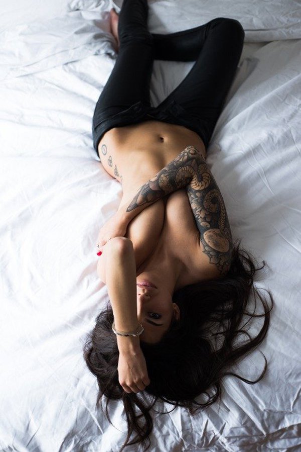 Hot girls with tats. (21)
