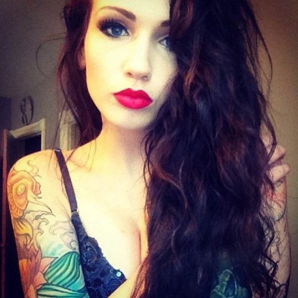Some of the sexiest tattooed women on the Internet. (5)