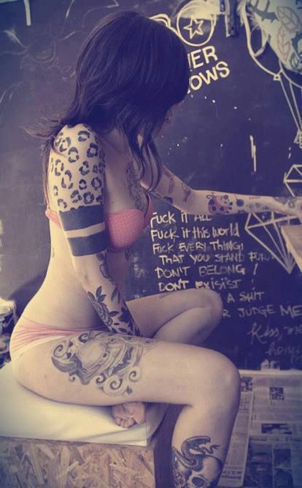 Some of the sexiest tattooed women on the Internet. (39)