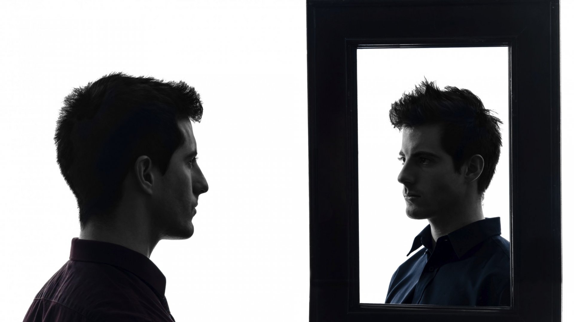 See me self. Человек смотрит в зеркало. Мужчина в зеркале. Отражение мужчины. Парень перед зеркалом арт.