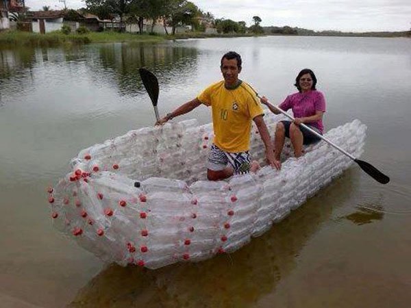 Awesome way to build a boat from plastic bottles.