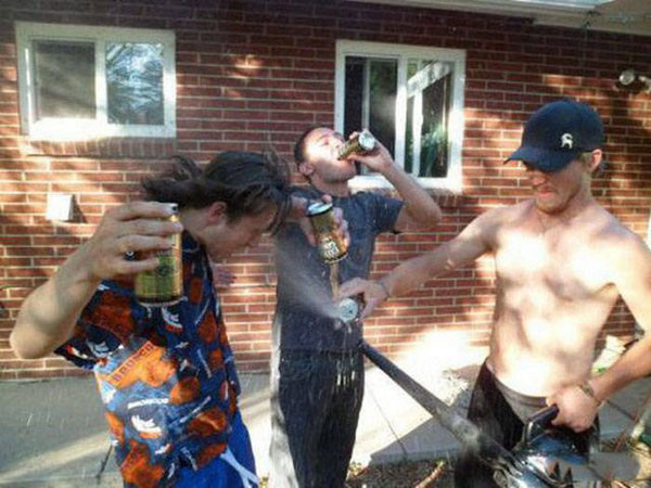 Hilarious photos of drunk people. (24)