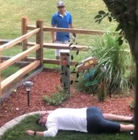 A savage dad is what makes us laugh, among other things. Take a look at this genius, playing dead for no particular reason!