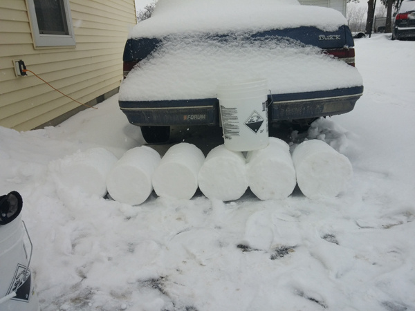 Friend Pranks Roommate Building an Igloo Around His Car. (5)