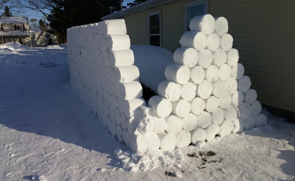 Friend builds an Igloo Around His friends Car as a prank. (19)