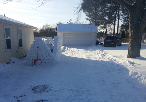 Friend builds an Igloo Around His friends Car as a prank. (21)